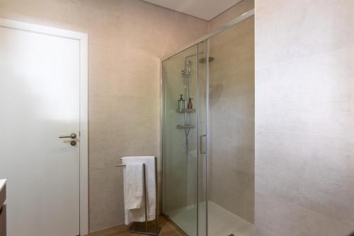 a shower with a glass door in a bathroom at Feel Discovery Casa Fonte do Lagar in Desejosa