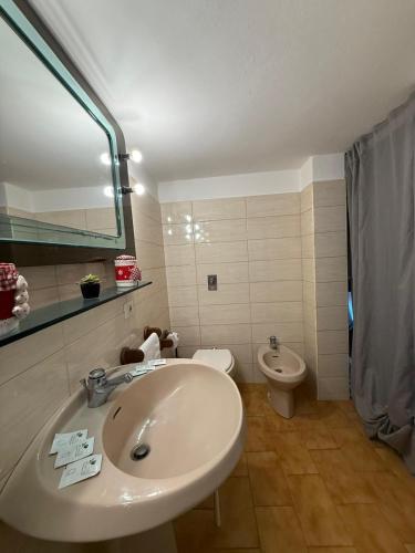 Polished 2-BR Bi-Level Navigli District