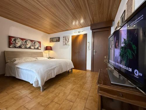 Polished 2-BR Bi-Level Navigli District