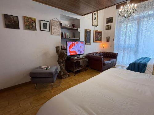 Polished 2-BR Bi-Level Navigli District