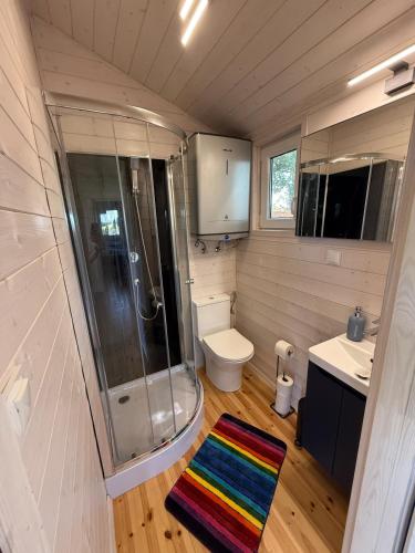 a small bathroom with a shower and a toilet at BananaHouse Junior in Kruszwin