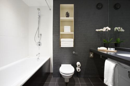 Un baño de Crowne Plaza London - Docklands by IHG