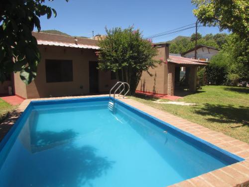 una piscina frente a una casa en Casa Las Magnolias en Villa General Belgrano