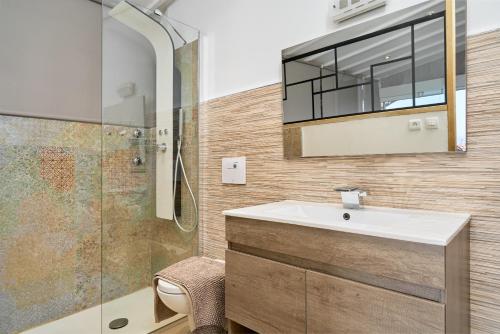 a bathroom with a sink and a shower at Casa Trino in Almuñécar