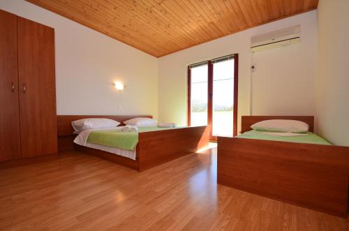 Posteľ alebo postele v izbe v ubytovaní Apartments CICO Starigrad Paklenica