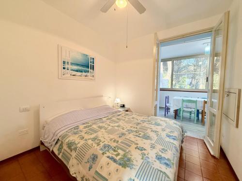 a bedroom with a bed and a large window at Vear Hausing - Volano 80 int 8 in Lido di Volano