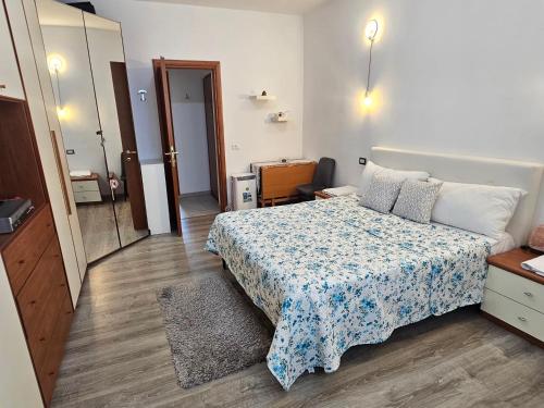 a small bedroom with a bed and a mirror at La dimora di Gabi in Marghera