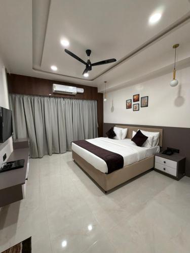 a bedroom with a bed and a television in it at Hotel Krishna Leela Lodging and Boarding in Bhusāwal