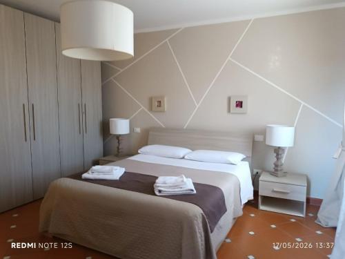 a hotel room with two beds and two lamps at La casetta del poggio in Poggio a Caiano