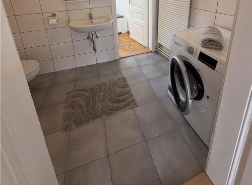 Three Bedroom Spacious Apartment near Train Station