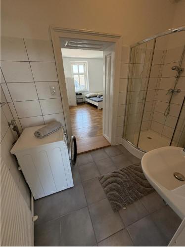 Three Bedroom Spacious Apartment near Train Station