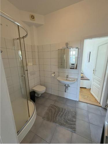 Three Bedroom Spacious Apartment near Train Station