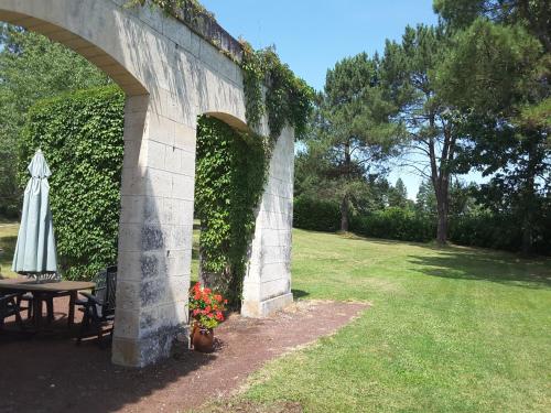Κήπος έξω από το Château Neuf Le Désert