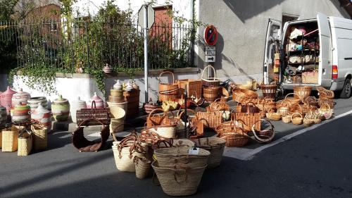 Ein Haufen Körbe, die auf einer Straße sitzen in der Unterkunft Château Neuf Le Désert in Le Pizou