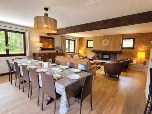 Chalet familial rénové, proche centre, capacité 12, parking, WiFi