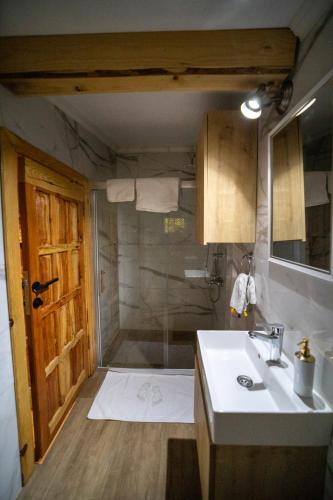 a bathroom with a shower and a sink and a shower at Dutlu Konak Taş Evleri in Soğucak