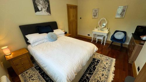A deluxe double room with ensuite shower bath room or upgrade to a Cosy double room and private shower room just a 2 minute walk to Train station photo 9