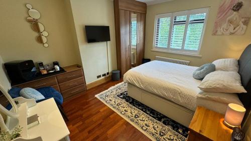 A deluxe double room with ensuite shower bath room or upgrade to a Cosy double room and private shower room just a 2 minute walk to Train station photo 10