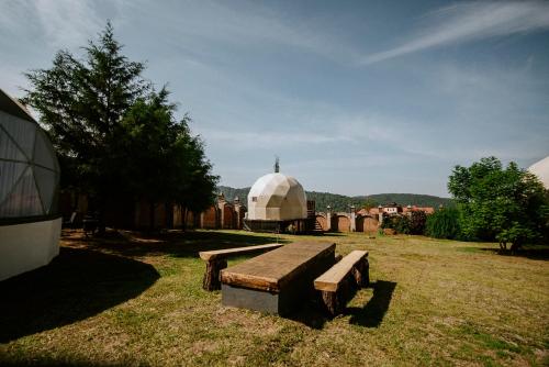 a park with two benches and a domed building at Lumbai Glamping Mazamitla in Mazamitla