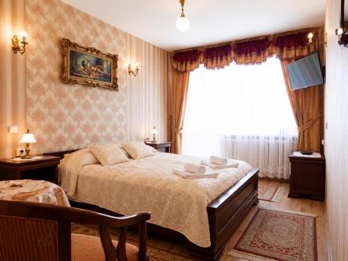 a bedroom with a large bed and a window at Pensjonat Angela in Łeba