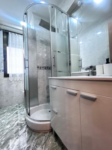 a bathroom with a shower and a sink and a toilet at Centrico tu hogar en Bilbao in Barakaldo