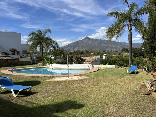 MARBELLA BANUS SUITES - Banús - Nueva Andalucía - Spacious 3BR - 2BA - Large Outdoor Terrace - Mountain Views - Pool - Covered Parking - Steps from Marbella Arena & La Sala - Ideal for Families