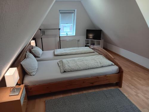 two beds in a room with a attic at Heringsmoewe in Tossens