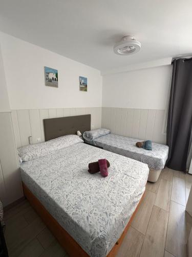 zwei Einzelbetten in einem Zimmer mit zwei in der Unterkunft RI HOSTELs in Madrid