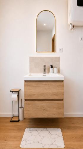 a bathroom with a sink and a mirror at Terre d'Oasis - HyperCentre in Besançon