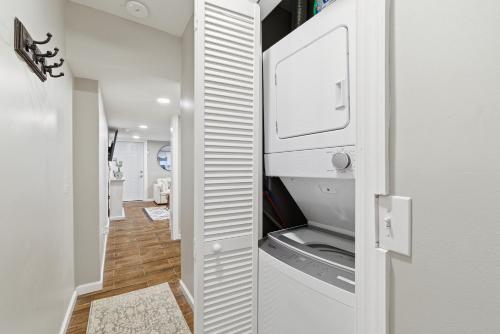a kitchen with a washer and dryer in a room at Cozy Corner in East Stroudsburg