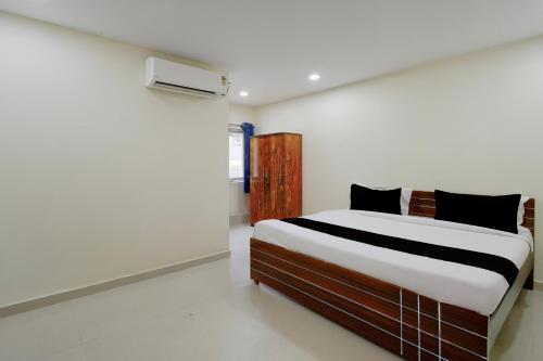 a bedroom with a bed in a room at Hotel O Sree Nirvi in Ameerpet