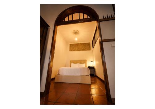 a bedroom with a white bed in a room at Casa Quixote Matosinhos in São Mamede de Infesta