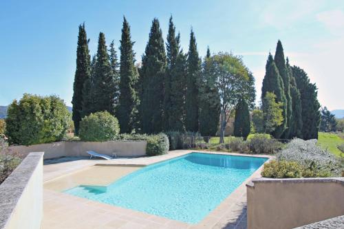une piscine dans un jardin arboré dans l'établissement Domaine la Carraire, à Lauris