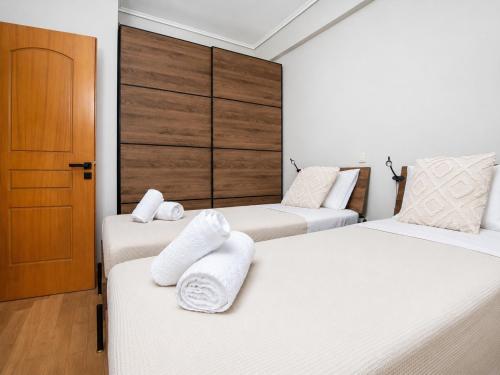 Top Floor Apartment near The Mall Athens - Private Parking