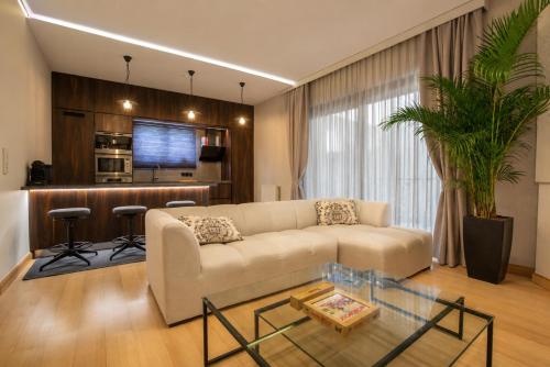 Top Floor Apartment near The Mall Athens - Private Parking