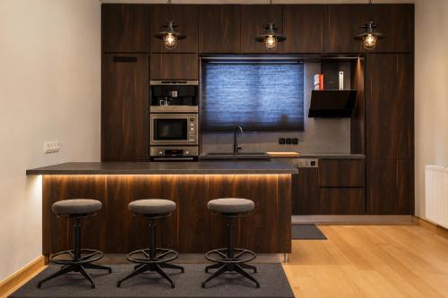 Top Floor Apartment near The Mall Athens - Private Parking