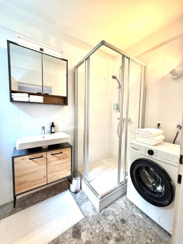 a bathroom with a washing machine and a washer at Mountain Nest Apartment in Schottwien