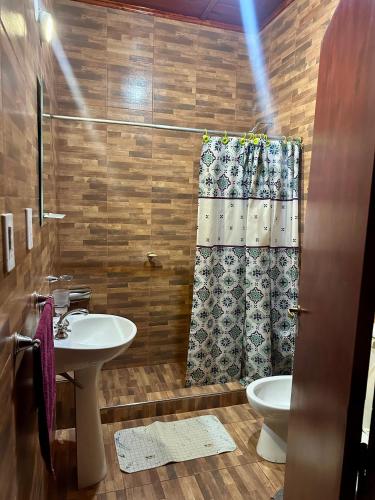 a bathroom with a sink and a shower curtain at Jean Pierre in La Merced