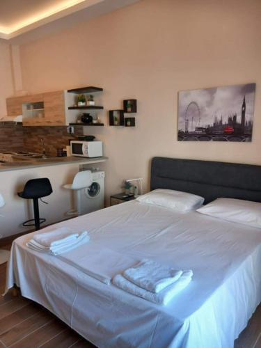 a bedroom with a large bed with white sheets at Modern flat in town center! in Kiaton