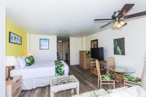 a bedroom with a bed and a living room at Ilikai Marina 1285 in Honolulu