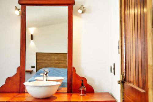 a bathroom with a sink and a mirror at Casa Hotel Antigua Viña in Viña del Mar