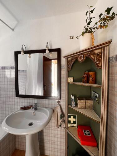 a bathroom with a sink and a mirror at Santa Maria do Castelo in Sesimbra