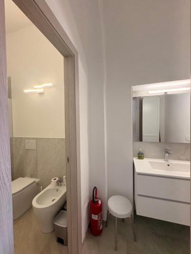a bathroom with a sink and a toilet and a bath tub at Casa Vicolo in Peccioli