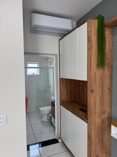 a bathroom with a white cabinet and a toilet at Toca do Caranguejo-Iate Clube Rio Verde - Ilha Comprida in Cananéia