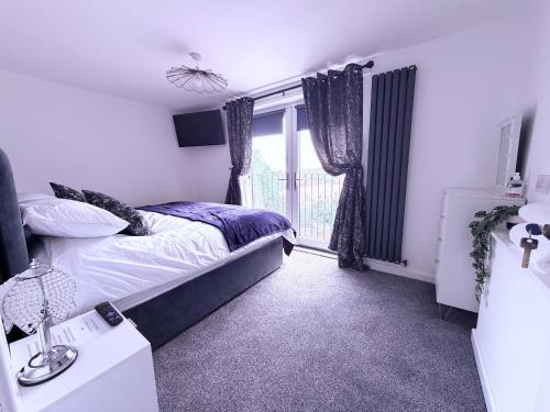 a small bedroom with a bed and a window at Anex Highfield Guest House in Idle