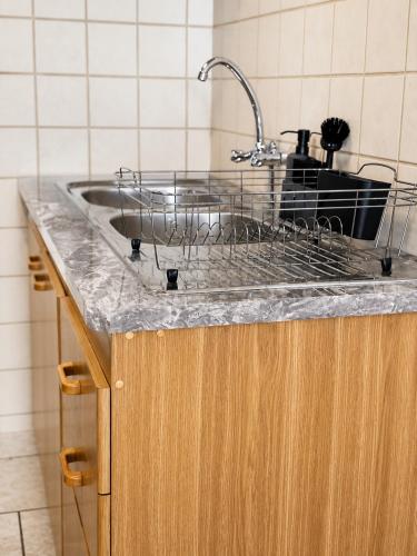 a kitchen counter with a sink and a counter top at CAVE Properties Group in Pionierspark