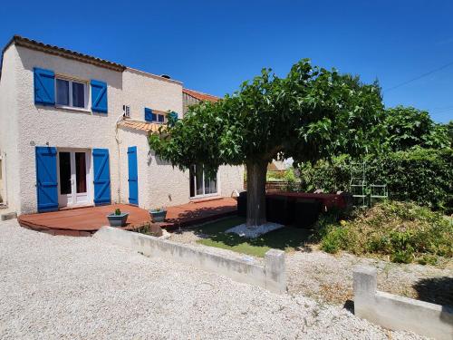 a house with a tree in front of it at Le Ciel Bleu in Arles