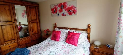 a bedroom with a bed with pink pillows at Comfortable Double Bedroom in Darlington
