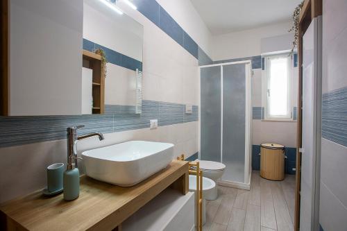 a bathroom with a sink and a toilet at Kama House 96 mq in centro in Lesina