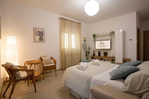 a bedroom with two beds and a table and chairs at Kama House 96 mq in centro in Lesina
